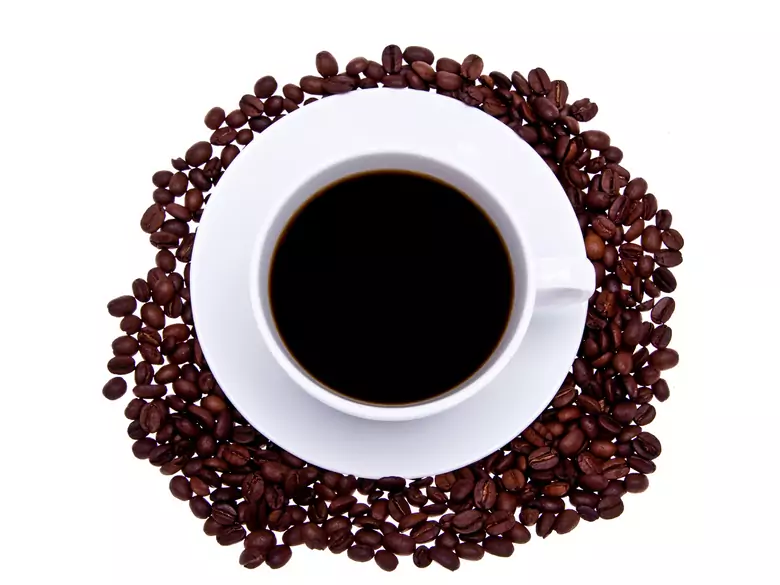 Picie kawy a ciśnienie tętnicze krwi – czy rzeczywiście mała czarna sprzyja nadciśnieniu?