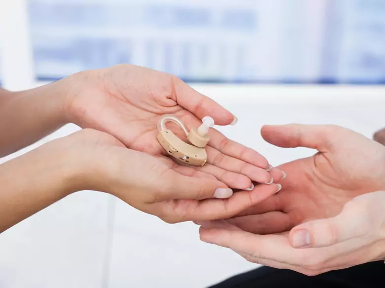 Poprawa słuchu – czy jest alternatywa dla aparatów słuchowych?