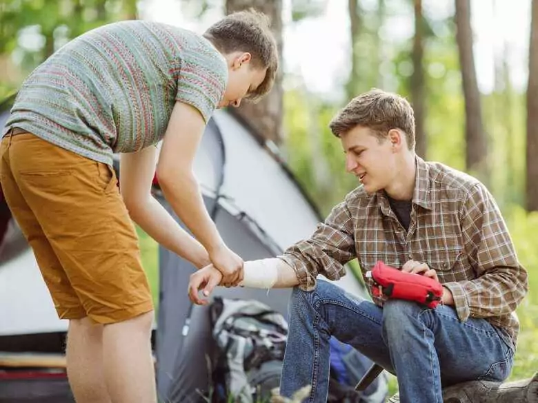 Każda rana wymaga właściwej opieki – kompleksowe podejście do leczenia ran i profilaktyki zakażeń