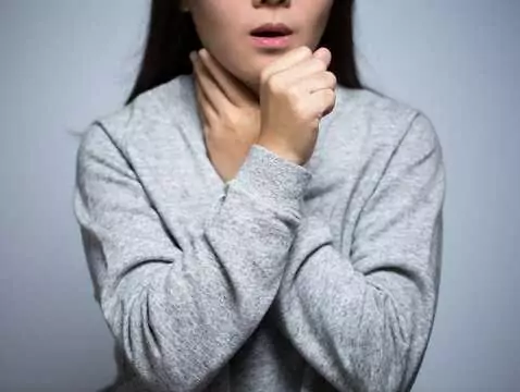 Od alergii aż do tików – przyczyny częstego odchrząkiwania