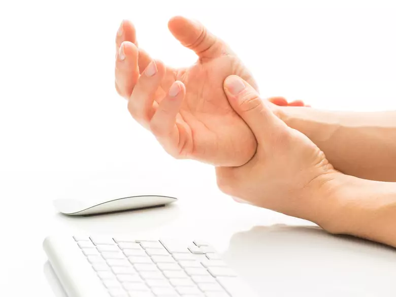 Na chorobę „łokcia tenisisty” mogą narazić się osoby pracujące przy komputerze
