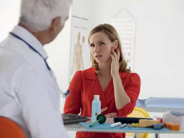 Czym objawia się łuszczyca uszu?