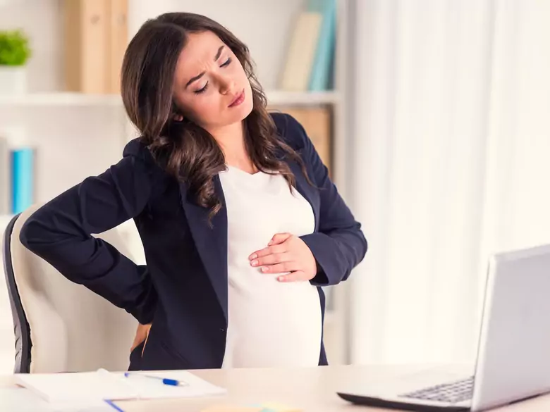 Gęste i mocne w ciąży, rzadkie i cienkie po porodzie – jak radzić sobie ze zmianą kondycji włosów?