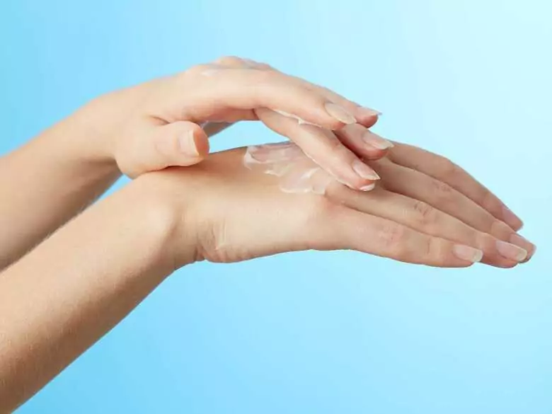 Pod rękę z pielęgnacją! Oczyszczenie i nawilżenie – duet dla dłoni wiosną