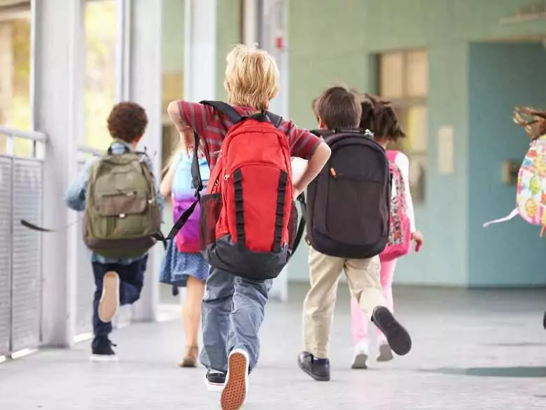 O czym należy pamiętać korzystając ze schodów ruchomych?