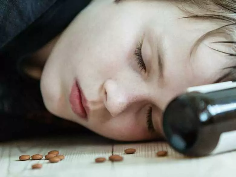 Młodzi Polacy mniej piją i rzadziej korzystają z dopalaczy oraz narkotyków, ale częściej myślą o samobójstwie