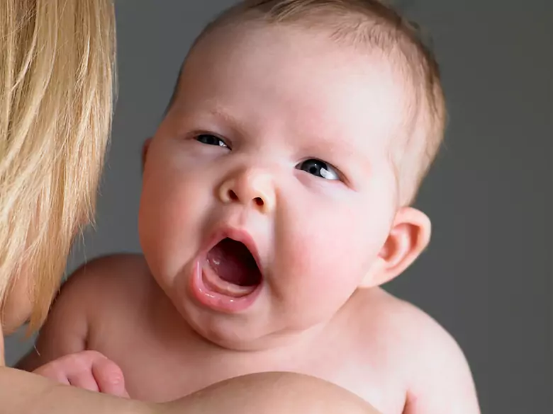 Jak orientacyjnie sprawdzić słuch u noworodka i niemowlęcia?