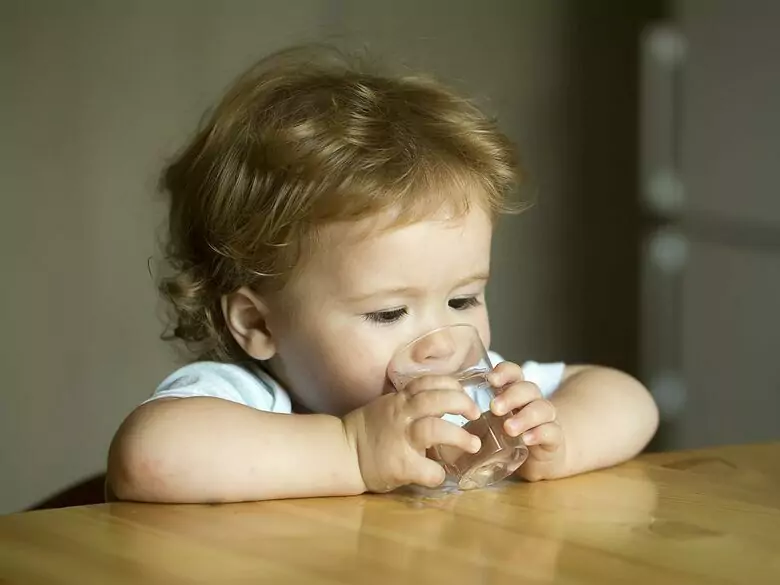 Woda kontra słodkie napoje. Jak dbać o odpowiednie nawodnienie dzieci?