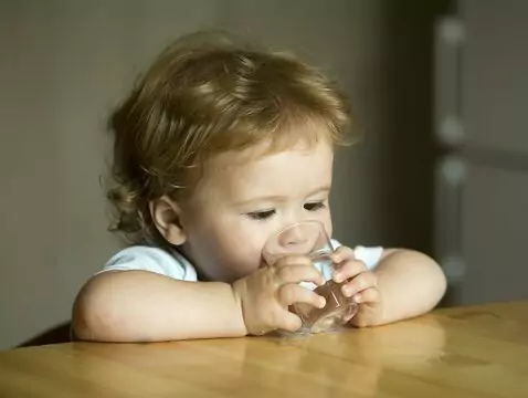 Woda kontra słodkie napoje. Jak dbać o odpowiednie nawodnienie dzieci?