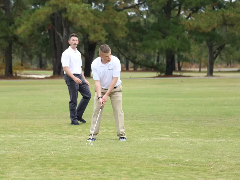 Jakie są korzyści z praktykowania gry w golfa?