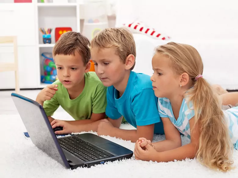 Cyberprzestrzeń i dziecko – czyli jak nauczyć najmłodszych bezpiecznego poruszania się w sieci