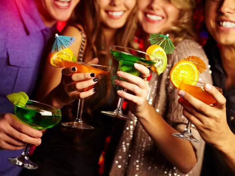 Młodzież w Polsce sięga po alkohol rzadziej niż 20 lat temu. Obniża się zwłaszcza spożycie piwa