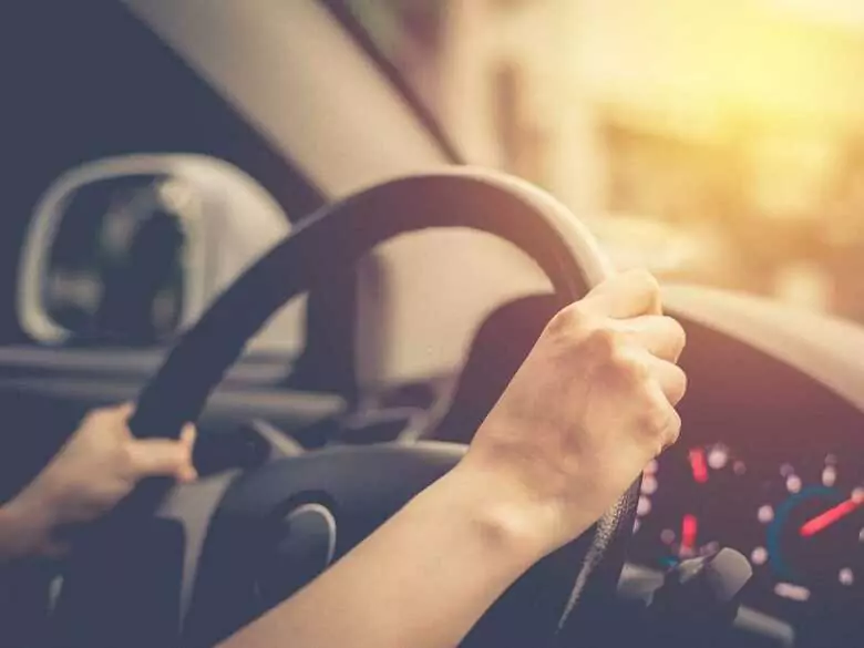 Kierowca i leki – jaki wpływ mają leki na zdolność prowadzenia pojazdów?