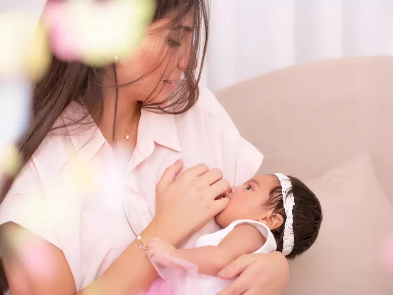 Inteligencja dziecka wypijana z mlekiem matki - prawda czy mit?