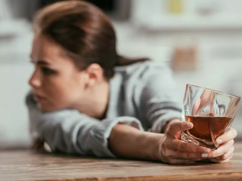 Raport: w Polsce jest 12 mln osób narażonych na negatywne społecznie skutki alkoholizmu