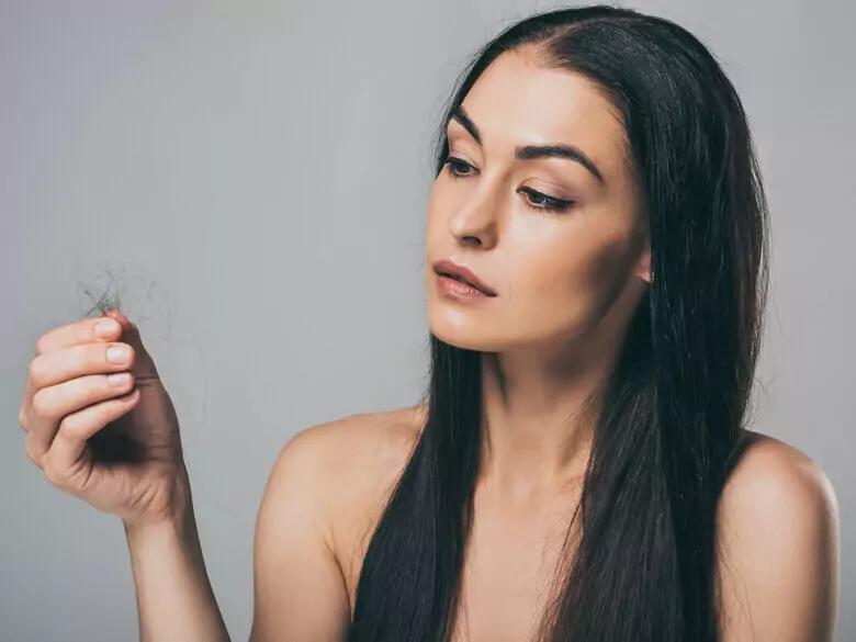 Jak wspierać włosy ze skłonnością do wypadania?