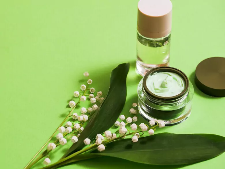 Konwalia - filigranowy kwiat o zapachu wiosny stosowany w kosmetyce