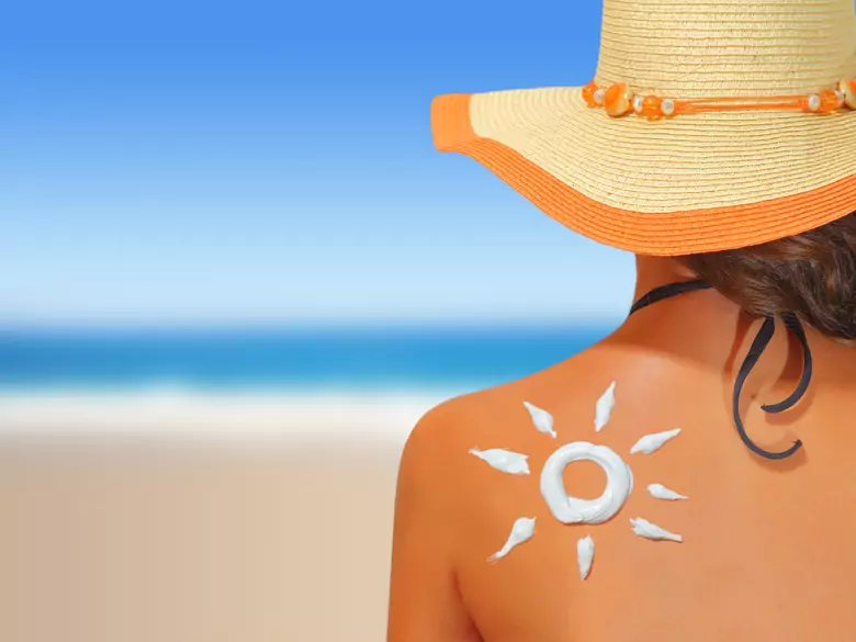 Bezpieczna skóra latem. Jak bezpiecznie korzystać ze słońca?