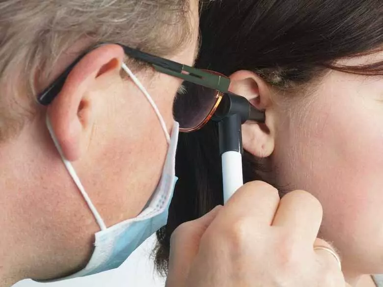 Ucho z implantem w modelu matematycznym