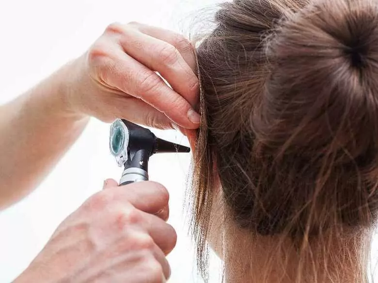 Jak poradzić sobie z problemem zatykania lub dzwonienia w uszach?