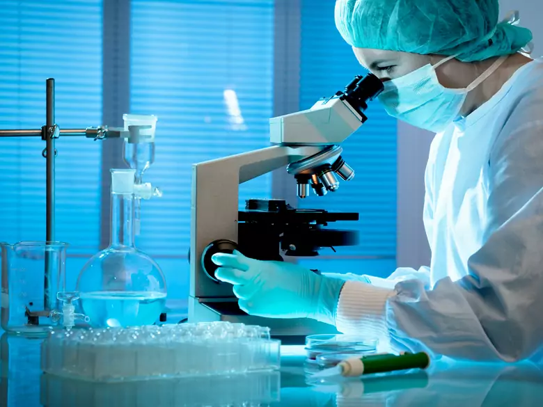 Polscy naukowcy jako pierwsi na świecie stworzyli cyrkularne mRNA metodą chemiczną. To może pomóc w leczeniu genetycznych chorób rzadkich