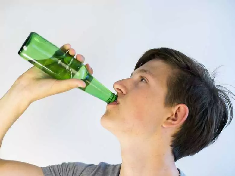 Jak je widzą, tak je piją - reklama piwa, a przedwczesna inicjacja alkoholowa w Polsce