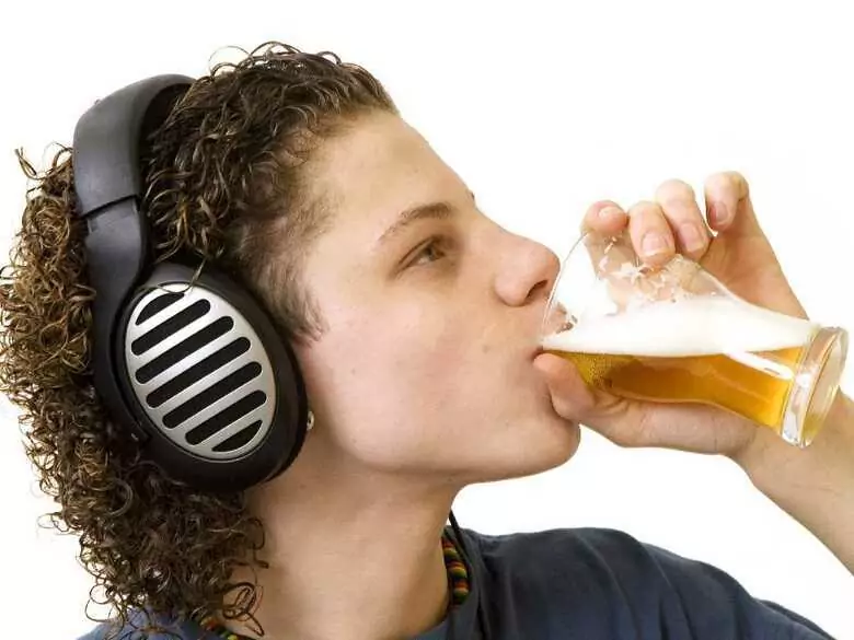 Spada spożycie alkoholu wśród młodzieży. Coraz mniej nastolatków wskazuje na jego łatwą dostępność