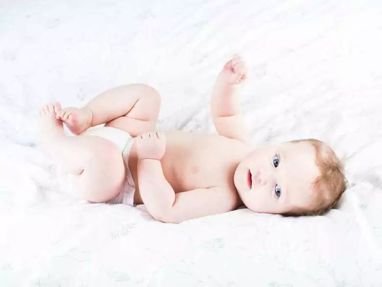 Kwas laktobionowy, pantenol i alantoina. Łagodzące trio do kąpieli malucha