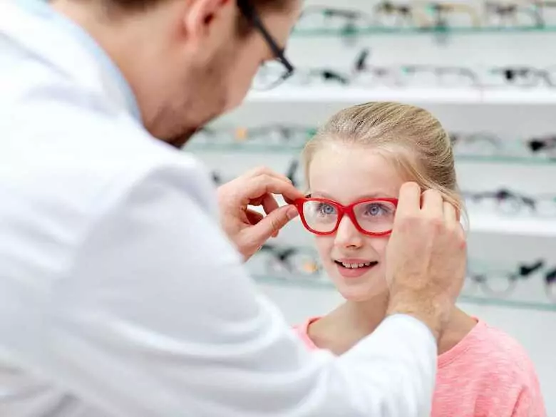 Bezpieczna szkoła zaczyna się od dobrego widzenia.  Czy rodzice badają wzrok swoich dzieci?