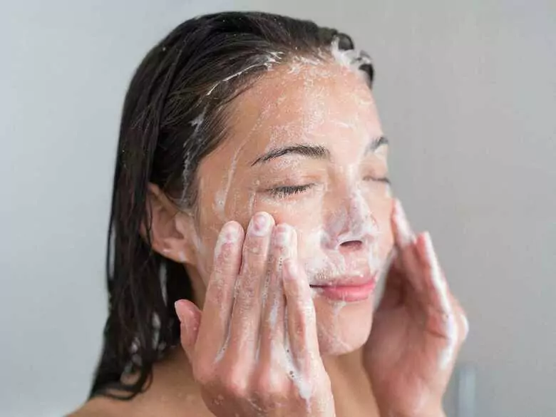 Oczyszczenie, wygładzenie i… antyoksydacja. 3 fakty o peelingu latem