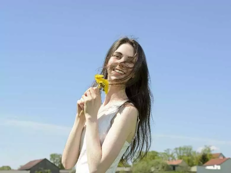 Skąd czerpać siłę do wzmacniania włosów latem?