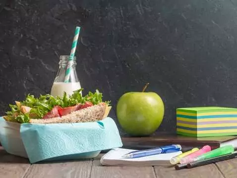 Lunchbox na piątkę,   czyli jak skomponować dziecku posiłek do szkoły