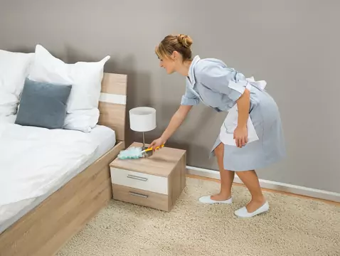 Pluskwy nie respektują gwiazdek: w hotelu uważaj na zapach kolendry i ciemne plamy