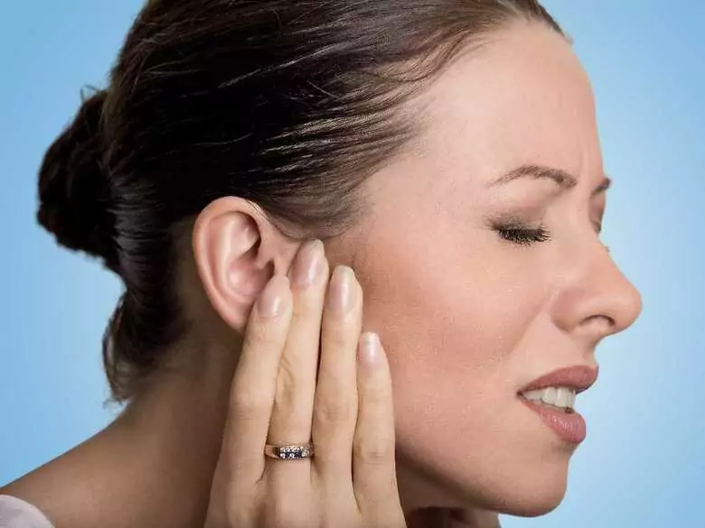 Jak można się pozbyć wody z ucha?