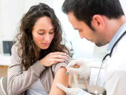 Szczepienia w szkołach kluczem do wyeliminowania nowotworów HPV-zależnych w Polsce