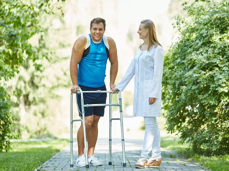 Naukowcy ze Szwajcarii stworzyli implant umożliwiający chodzenie osobom z przerwanym rdzeniem kręgowym