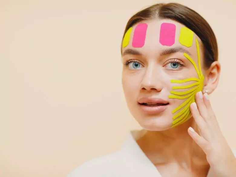 Taping estetyczny twarzy. Jak działa i dlaczego zyskuje popularność?