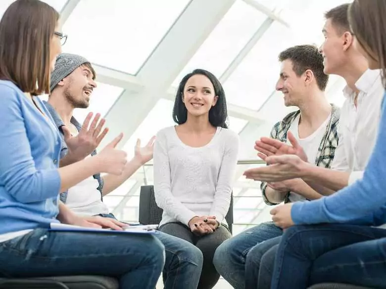 Terapia grupowa: jakie są jej założenia i komu można ją polecić?