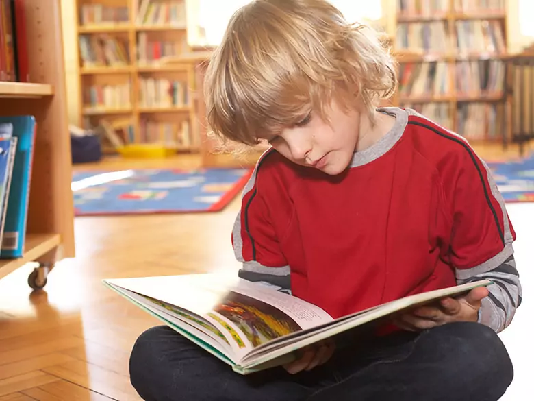 Dziecko unikające większych grup ludzi: nieśmiałość czy fobia społeczna?