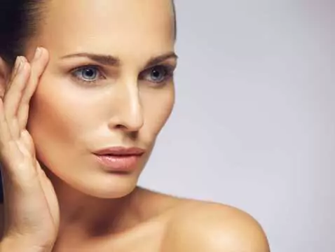 Jak zapobiegać starzeniu się skóry latem z jogą twarzy?