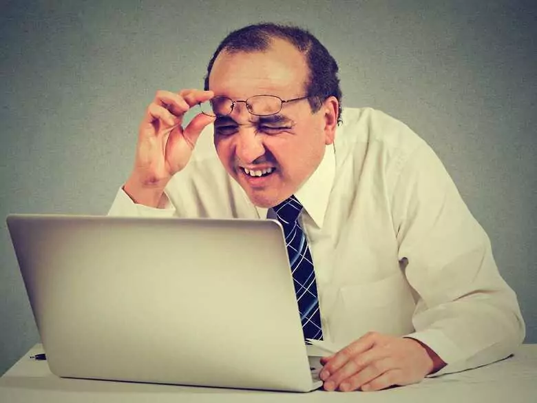 Nawet ponad 70 proc. Polaków naraża swoje oczy na działanie światła niebieskiego przed snem