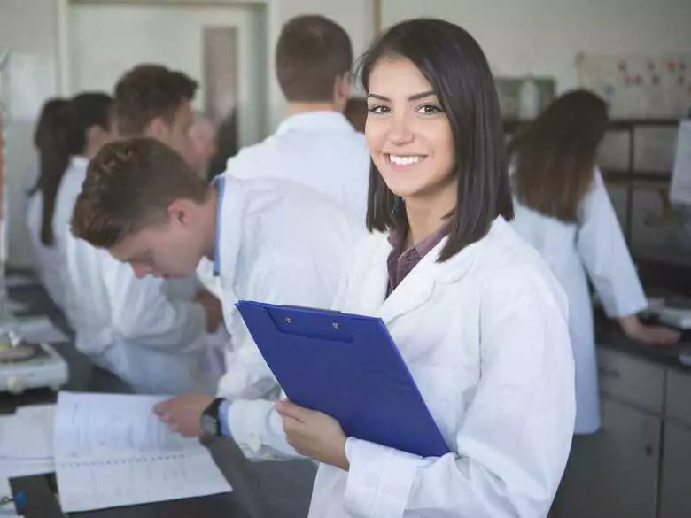 Nauczyciele akademiccy uczelni medycznych wyróżnieni przez ministra zdrowia